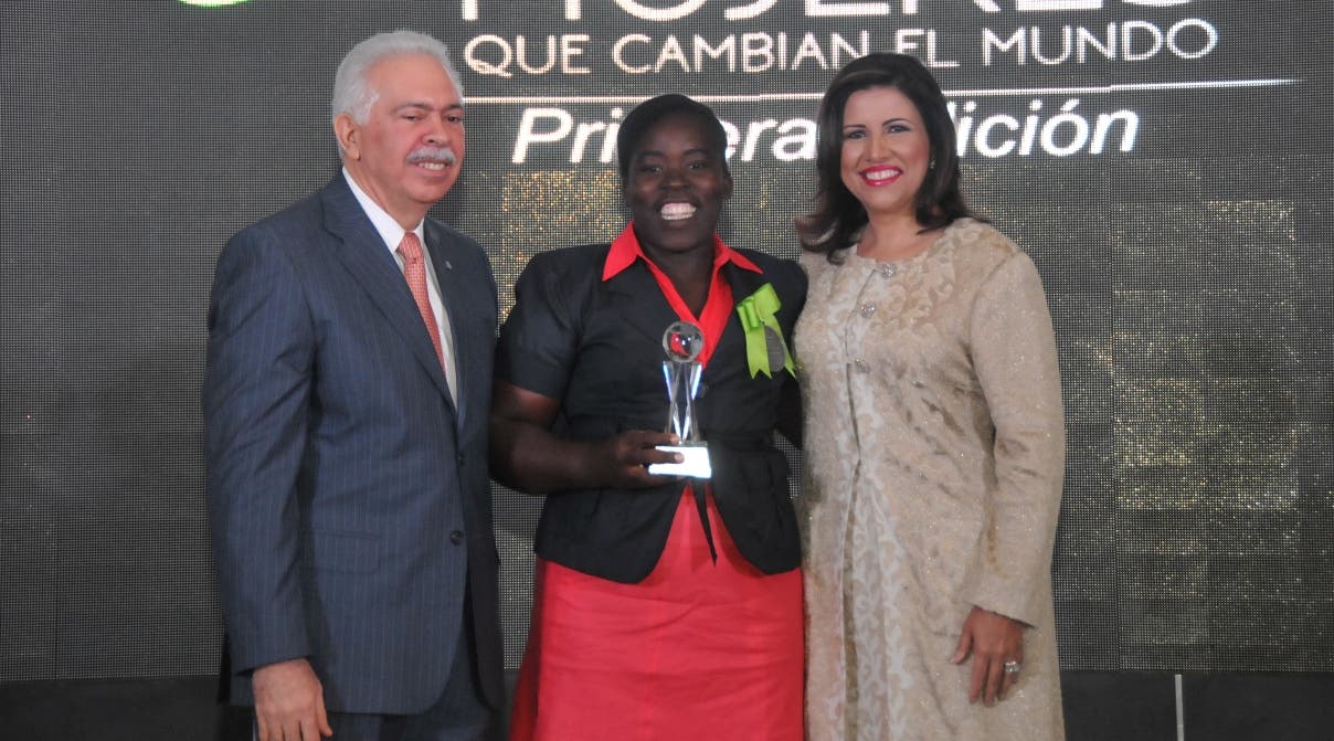 BHD León entrega premio a mujeres