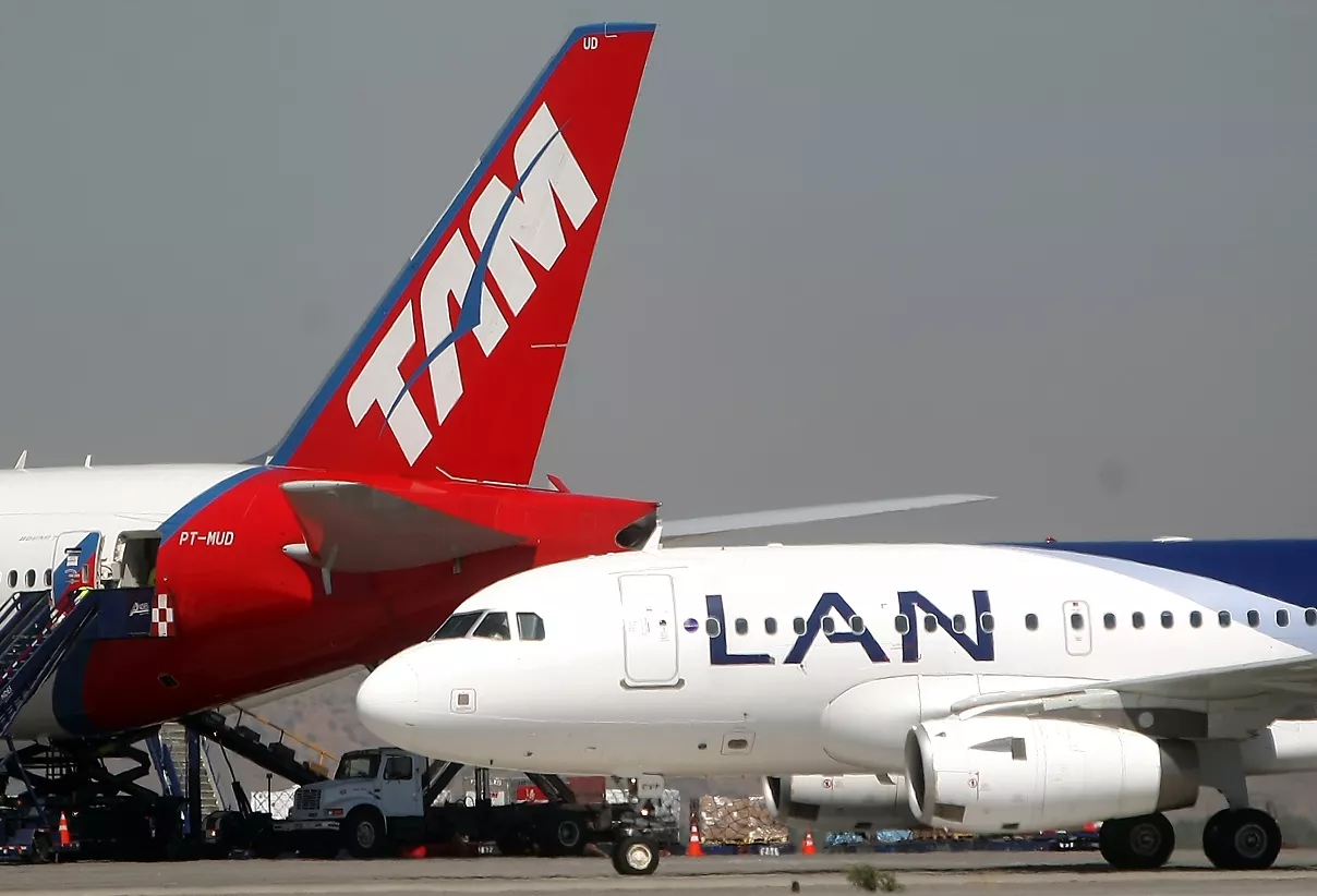 Fotografias de aviones LAN Chile en la loza del aeropuerto de Santiago