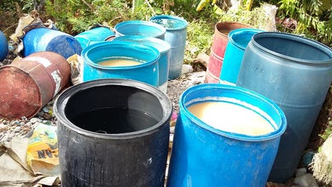 Desmantelan fábrica clandestina de bebidas alcohólicas  en Azua