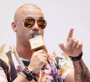 Reguetonero Wisin aquejado por los problemas de su hija recién nacida