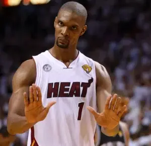 Chris Bosh mejora de coágulos de sangre en sus pulmones