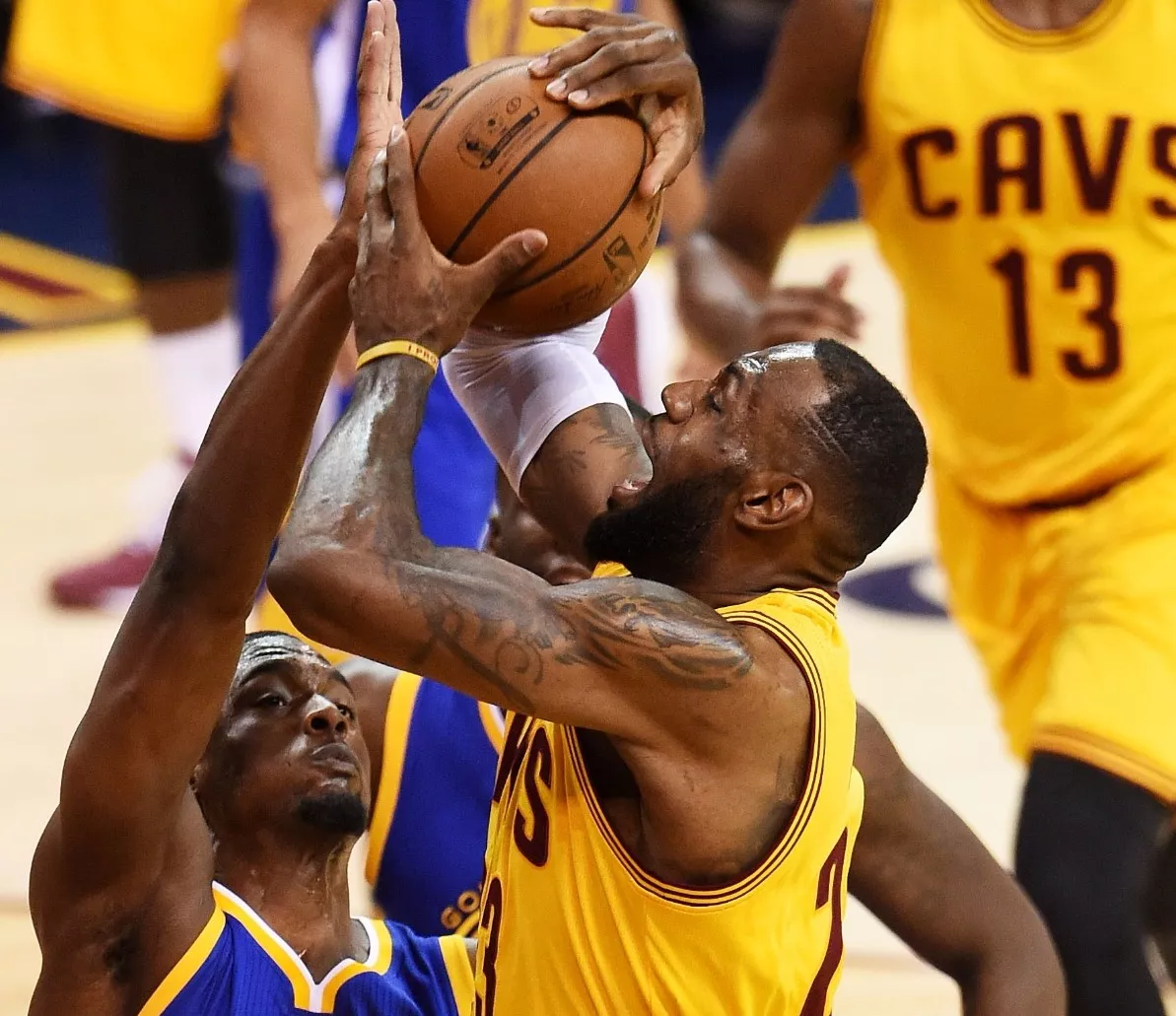 LeBron, implacable contra los Warriors