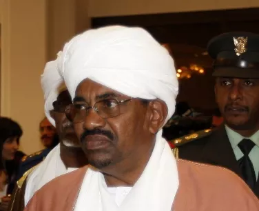 Al Bashir nombra primer ministro y mantiene principales carteras en Sudán