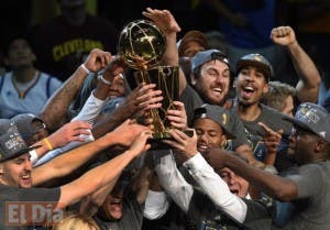 Fans de los Warriors celebran título de la NBA en la calle