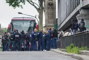 La policía desmantela un campamento de inmigrantes en el centro de París