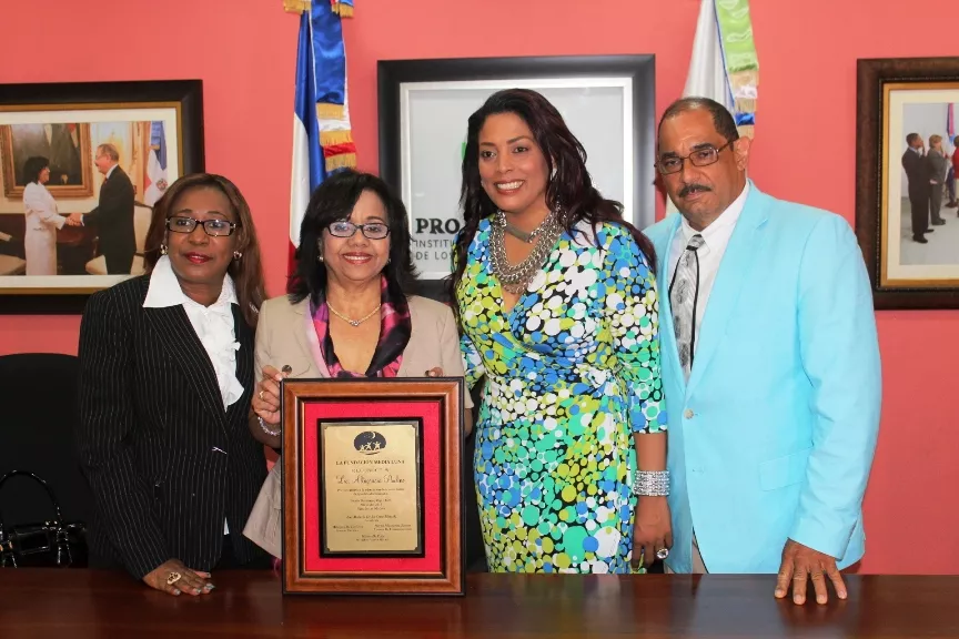 Fundación Media Luna entrega placa de reconocimiento a Altagracia Paulino