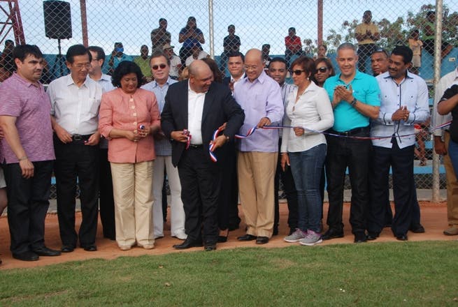 Academia Ferrreras inaugura moderno estado de béisbol