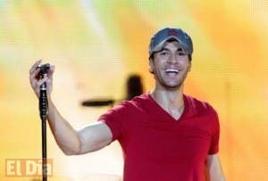 Enrique Iglesias muestra su mano tras cirugía reconstructiva