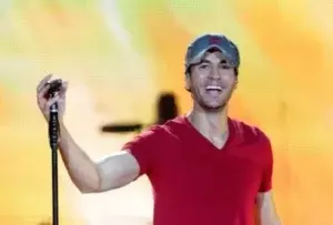 Enrique Iglesias muestra su mano tras cirugía reconstructiva