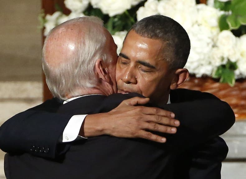 Entre el luto, Obama y Biden muestran su vínculo personal
