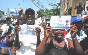 Miles de haitianos tratan de legalizar su estatus en Dominicana