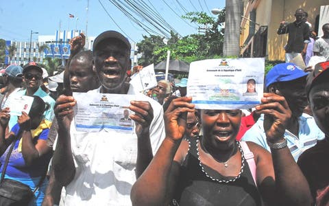 Miles de haitianos tratan de legalizar su estatus en Dominicana