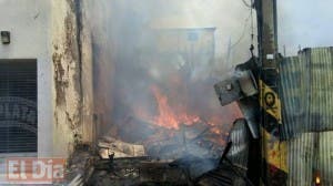 Incendio consume depósito de mercancías de una tienda en Puerto Plata