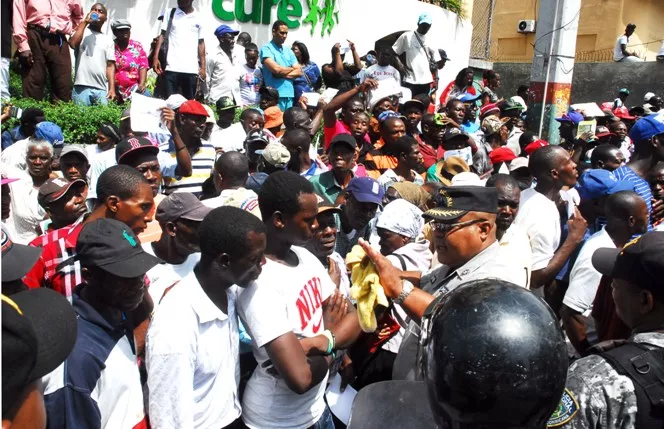 Decenas  de ciudadanos haitianos iondocumentados,protestaron frente al ministerio de interior y policia ,en demanda de que se entreguen sus documento migratorio,/foto Jose de Leon