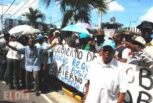 Cañeros haitianos protestan frente al Ministerio de Interior y Policía