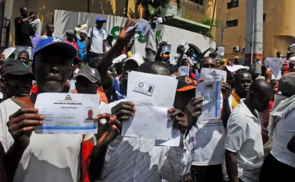 Decenas  de ciudadanos haitianos iondocumentados,protestaron frente al ministerio de interior y policia ,en demanda de que se entreguen sus documento migratorio,/foto Jose de Leon