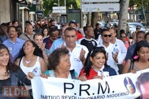 España: Dominicanos simpatizantes del PRM en Madrid marchan a favor de Abinader