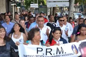 España: Dominicanos simpatizantes del PRM en Madrid marchan a favor de Abinader