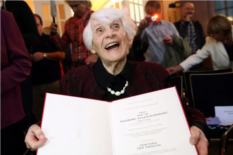  Judía de 102 años recibe su doctorado en Alemania