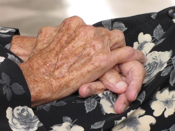 Ministro desconoce causa muerte señora de 103 años que había superado COVID-19