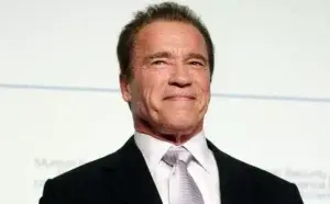 Arnold Schwarzenegger promete ayudar a anciana ante desalojo y viraliza su historia