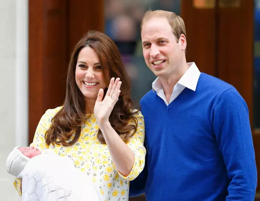 El príncipe William y Kate Middleton con la princesa Carlota.