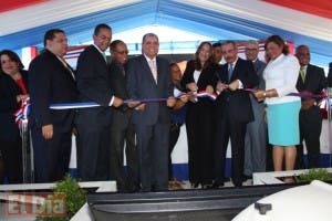 Danilo Medina entrega estancia infantil  y liceo en Santiago