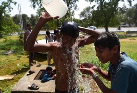 Aumentan a 224 los muertos por la ola de calor en Pakistán