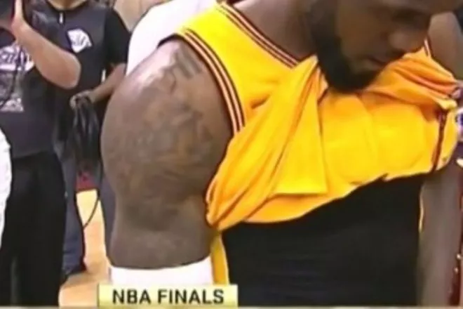 El descuido de una cámara muestra intimidades de LeBron