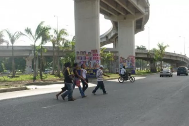 Obras Públicas cerrará elevados en autopista Las Américas por mantenimiento