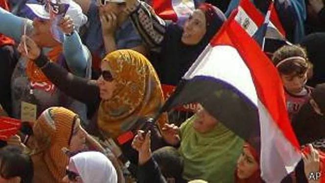 130705141322_protestas_egipto_mujeres_circulo_304x171_ap