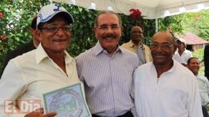 Danilo Medina entrega títulos de tierras en Higüey y Hato Mayor