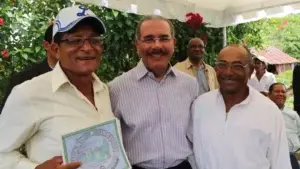 Danilo Medina entrega títulos de tierras en Higüey y Hato Mayor