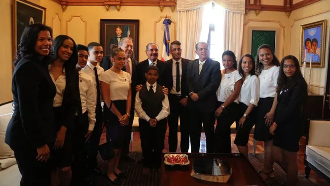 Danilo Medina recibe a alumnos dominicanos meritorios radicados en Nueva York