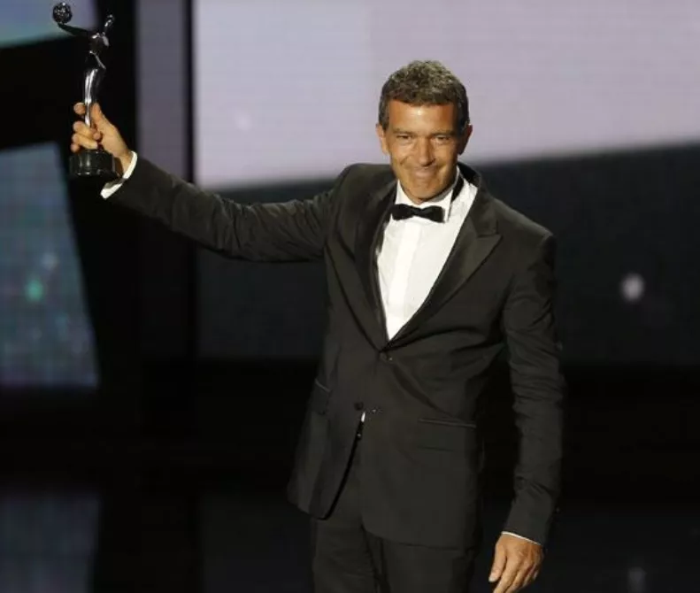 Antonio Banderas le tira a Donald Trump