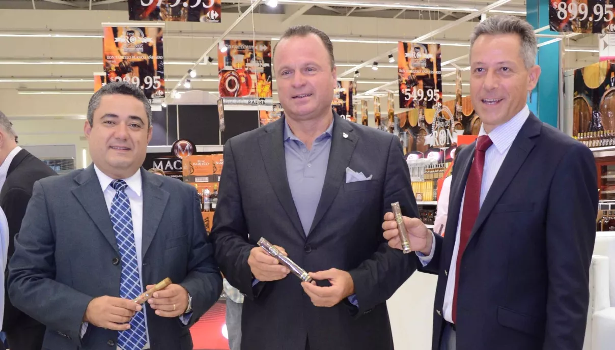 Realizan feria del ron en  Carrefour