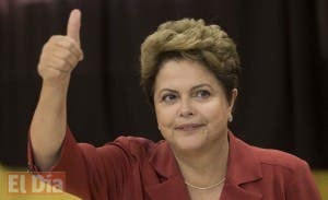 Dilma mantiene rutina y espera decisión de juicio acompañada de ministros