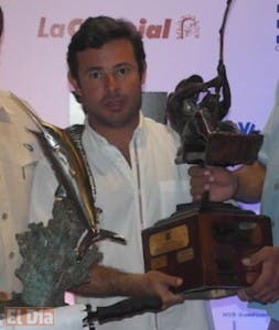 Tony Costa conquista torneo de pesca al marlin azul