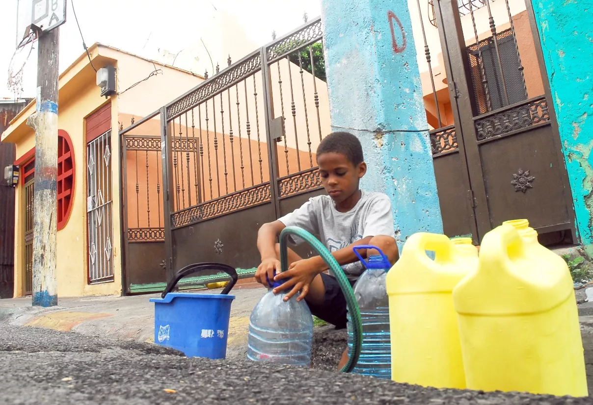 Población toma medidas para racionar el uso de agua por escasez