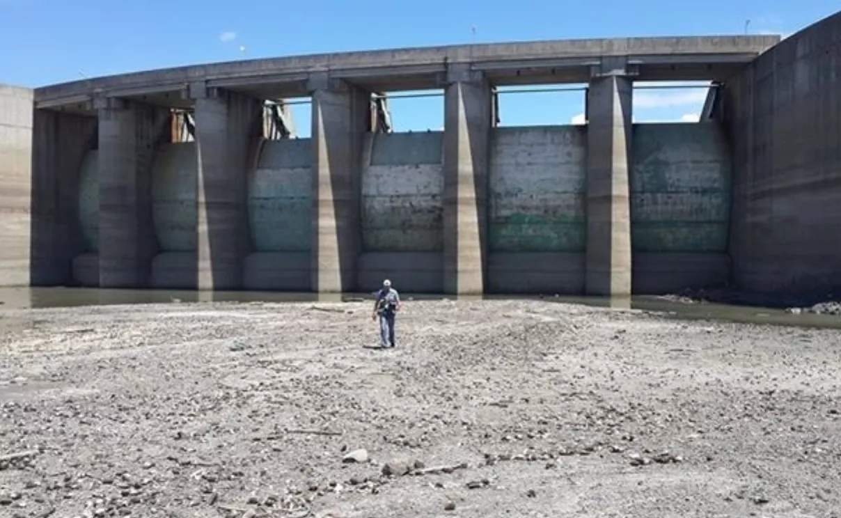 Nivel de agua continúa a la baja en las presas del país