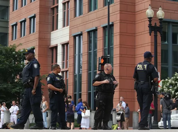 Policía cerca complejo militar en Washington aparentemente por hombre armado