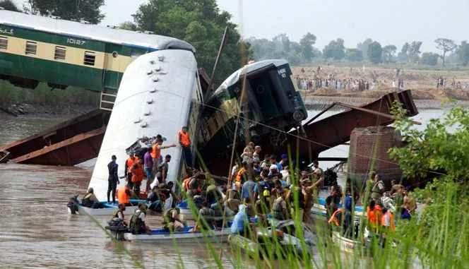 Al menos doce muertos tras caer un tren militar a un río en Pakistán 