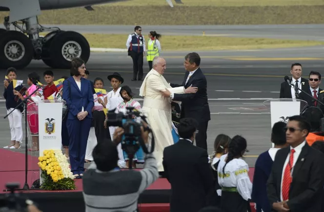 Papa Francisco llega a Ecuador en gira por Sudamérica