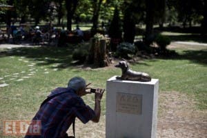 Erigen monumento a perro que murió defendiendo a niña