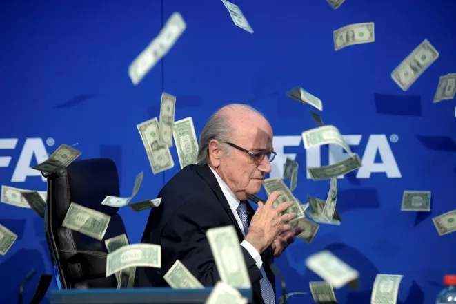 Video: Le tiran billetes a Blatter para que Corea del Norte sea sede del Mundial