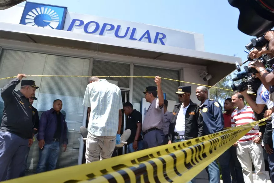 Policía mata a uno de los asaltantes del Banco Popular del ensanche Isabelita