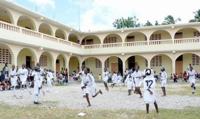 El Ministerio de Educación de Jamaica cerrará 18 escuelas para reducir costos