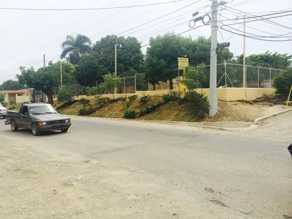 Pide a Obras Públicas construir puente peatonal en escuela El Corozo 