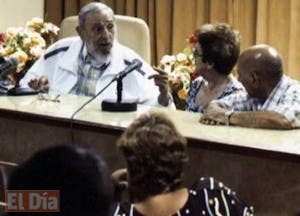 Fidel Castro reaparece en público en una reunión de maestros queseros