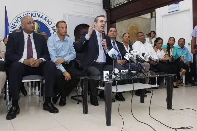 Foto de Luis cuando recibe apoyo de Bienvenido Lazala Núñez (Nené) y otros dirigentes 3